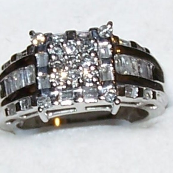 STUNNING 1CT PRINCESS CUT RD/BAG DIAMOND RING WG - Picture 3 of 3